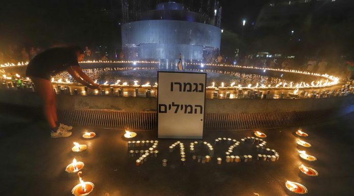 מעט אור דוחה הרבה מן החושך – מיצג לפידים הוצב בכיכר דיזינגוף