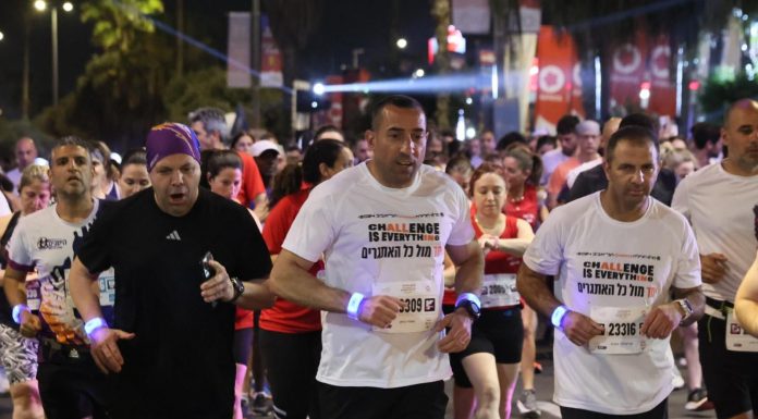 הזוכים במרוץ הלילה PAPAYA תל-אביב: טל אבידן (גברים) ונעמי בן דוד (נשים)