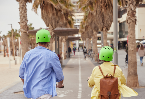 חברת Lime הזמינה משפחות לסדנת עיצוב קסדה יצירתית לקידום חשיבות הבטיחות בעת רכיבה על קורקינטים ואופניים