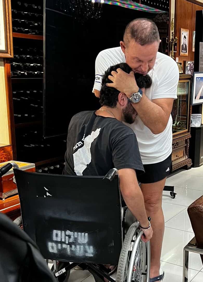 משה לוי נפרד מאחד החיילים הבודדים הפצועים. קרדיט- אח גדול למען חיילים בודדים