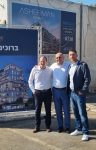 מימין לשמאל אורי אלטשולר מוטי בן משה וארתור לשינסקי באירוע הנחת אבן פינה לפרויקט אשרמן 32 צילום יחצ