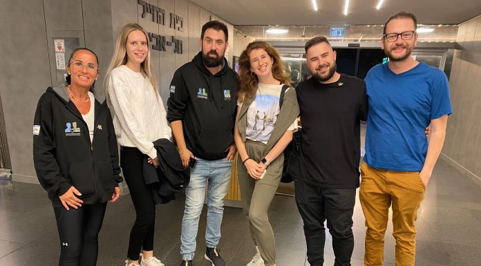 רלי צין, דוד ורטחה ומתנדבי העמותה. קרדיט-אח גדול למען חיילים בודדים