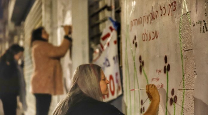 מילים על קירות העיר: מסע לילי עם משוררות הרחוב של תל אביב