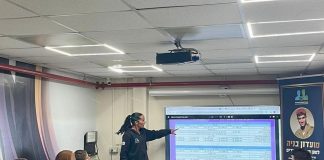 רלי צין בהרצאת מיצוי זכויות לחיילים הבודדים. קרדיט - אח גדול למען חיילים בודדים