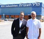 01. מימין לשמאל קובי לוי מנכ"ל חב' קליל ,צורי דבוש יו"ר קליל– צילום מ…