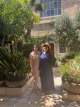 חנה לסלאו באמריקן קולוני בתמונה עם מנהלת השיווק של המלון רינת פורמן צילום באדיבות מלון אמריקן קולוני (002)