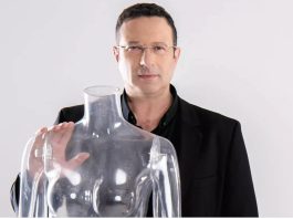 ירון מינקובסקי חוגג 40 שנות יצירה: מחזון אופנתי כחול-לבן אל המסלול בשבוע האופנה ישראל־קנדה תל אביב 2025.