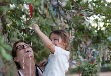 להתראות מוצץ, תהנה על העץ: ילדי קרית אונו נפרדים מהמוצץ בטקס קהילתי מרגש