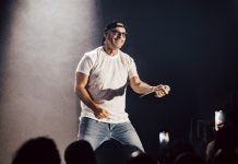 אירוע התרמה למען פעוטות חרשים וכבדי שמיעה בהשתתפות הזמר רמי קלינשטיין