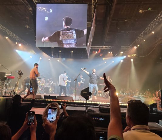 מופע צהריים חגיגי בהאנגר 11: התקווה 6 מארחים את רביד פלוטניק ומקהלת לב אופיר