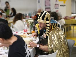 כל דיכפין : החניון של הסנטר הפך בערב החג לאוטופיה מעמדית