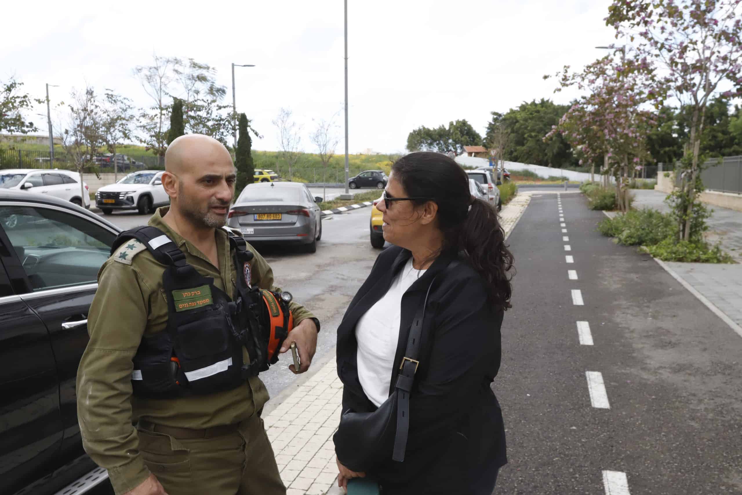 מימין - ראש המועצה המקומית גני תקווה ליזי דלריצ'ה ולצידה אל"מ ברק כהן מפקד הגזרה המקומית בפיקוד העורף באתר הנפילה 