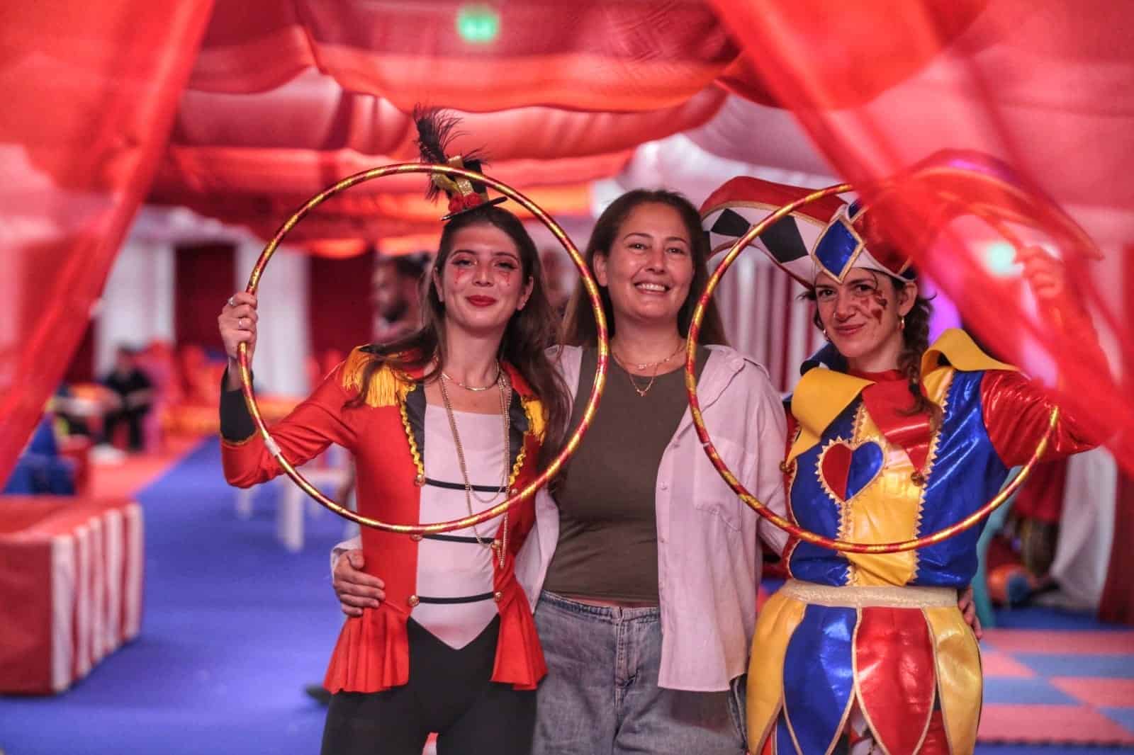 במרכז התמונה - קים בני, בעלת חברת "קימיז הפקה ותוכן בע"מ", האישה שמאחורי החזון הלוגיסטי המורכב הזה.