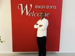 מהדפיקה בדלת ועד הדלפק: השליחות הכפולה של גדי