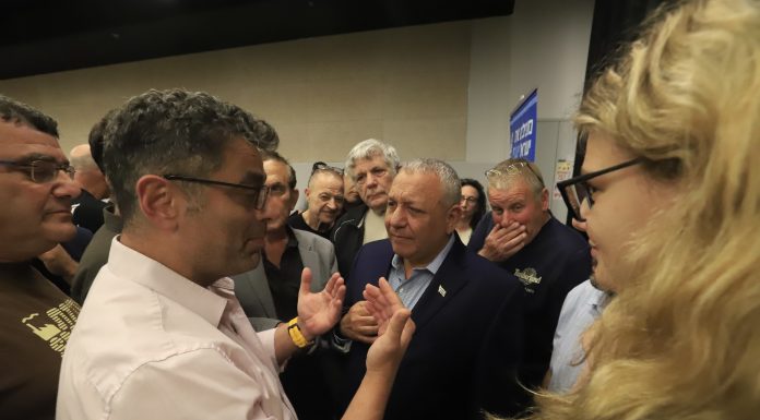 בלי פילטרים: גדי אייזנקוט מדבר על מחדל הממשלה, גיוס החרדים וסופג ביקורת מהשטח בכינוס בגני תקווה
