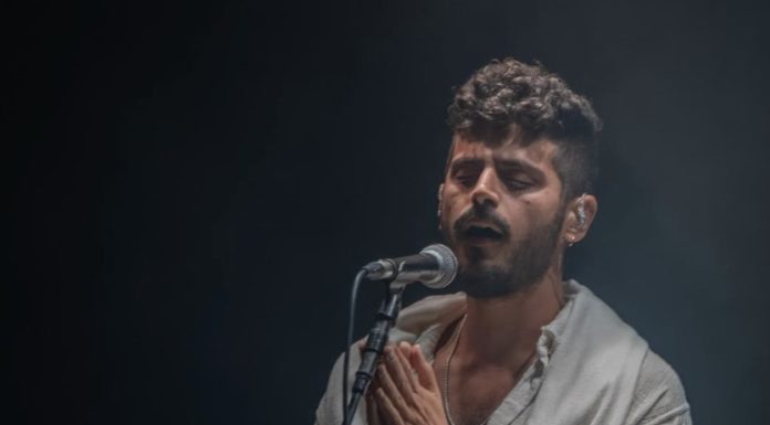 “מכור” של דניאל וייס: השיר החדש שמציב מראה מול דור שלא מצליח להתנתק d