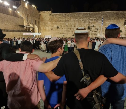 מבעד לכיפה השקופה: הערב שבו נשברו המחיצות בקריית אונו