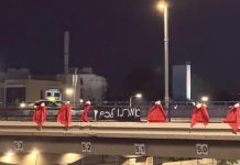 גלימות אדומות על גשרי איילון: מיצג מחאה נגד חקיקה שלטענת המפגינות פוגעת בזכויות נשים
