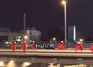 גלימות אדומות על גשרי איילון: מיצג מחאה נגד חקיקה שלטענת המפגינות פוגעת בזכויות נשים