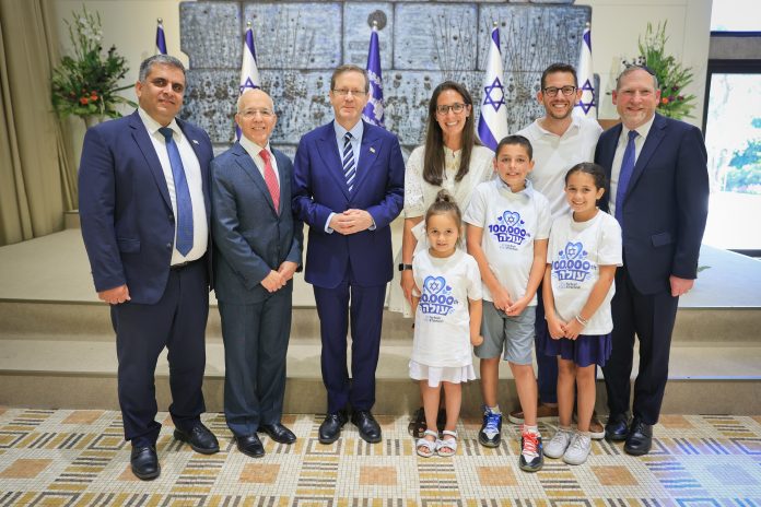 מייסדי נפש בנפש, משפחת דאגלס, נשיא המדינה ושר העלייה והקליטה. קרדיט צילום יונית שילר