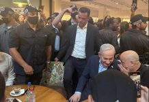 אתנחתה קצרה בנתניה: נתניהו עצר לאספרסו וסודה בגרג