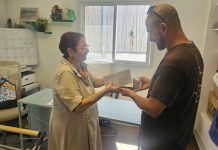 לקראת חגי תשרי: עמותת "משפחה אחת" מחלקת תלושי מזון בשווי של רבע מיליון שקלים