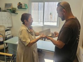 לקראת חגי תשרי: עמותת "משפחה אחת" מחלקת תלושי מזון בשווי של רבע מיליון שקלים